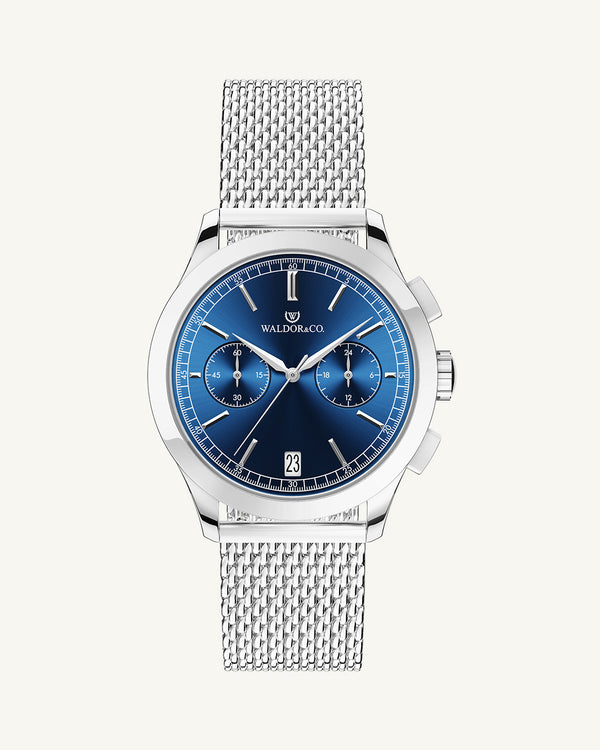En rund herrklocka i rodiumpläterat silver från WALDOR & CO. med blå sunray urtavla och en sekundvisare. Seiko urverk. Modellen är Chrono 39 Sardinia 39mm.