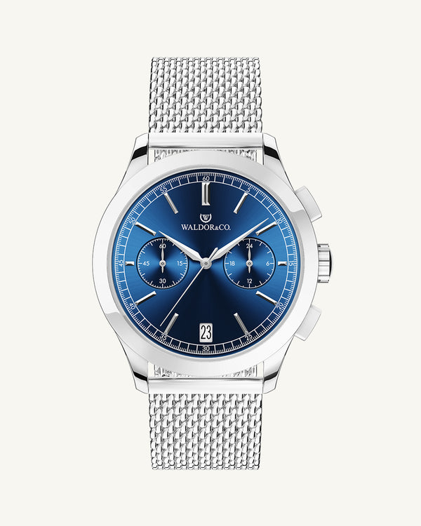 En rund herrklocka i rodiumpläterat silver från WALDOR & CO. med blå sunray urtavla och en sekundvisare. Seiko urverk. Modellen är Chrono 44 Sardinia 44mm.