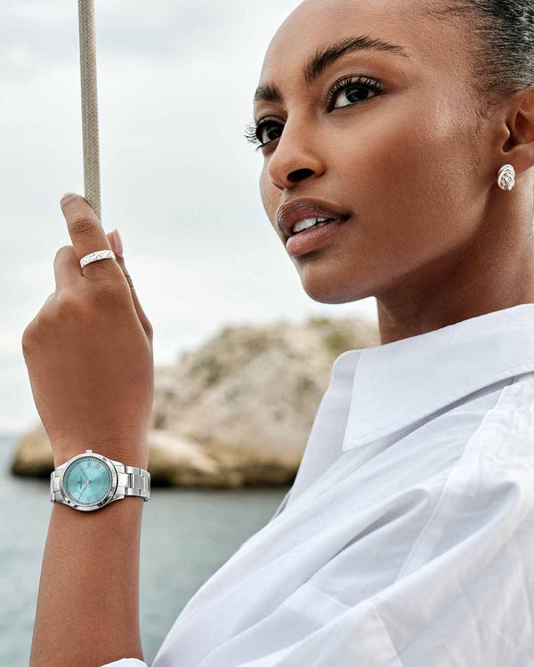 A round womens watch in silver from Waldor & Co. with turquoise sunray dial and a second hand. Seiko movement. The model is Imperial 32 Nocelle 32mm.