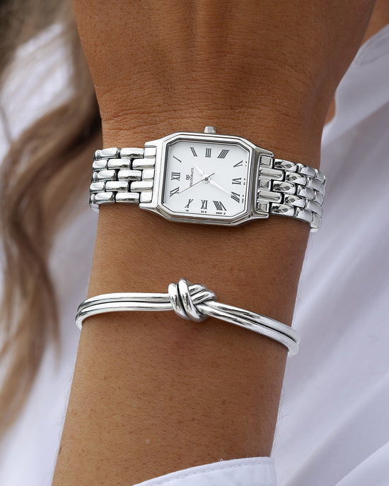 lifestyle_image, En fyrkantig damklocka i silver från WALDOR & CO. med vit Diamond Cut Sapphire Crystal glass urtavla. Seiko urverk. Modellen är Eternal 22 Bellagio.