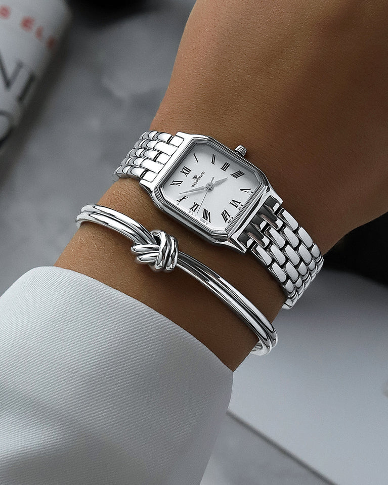  En fyrkantig damklocka i silver från WALDOR & CO. med vit Diamond Cut Sapphire Crystal glass urtavla. Seiko urverk. Modellen är Eternal 22 Bellagio.