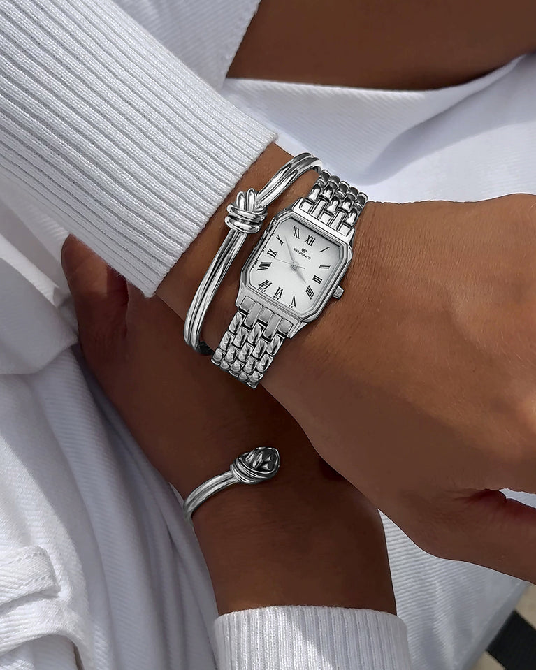  En fyrkantig damklocka i silver från WALDOR & CO. med vit Diamond Cut Sapphire Crystal glass urtavla. Seiko urverk. Modellen är Eternal 22 Bellagio.