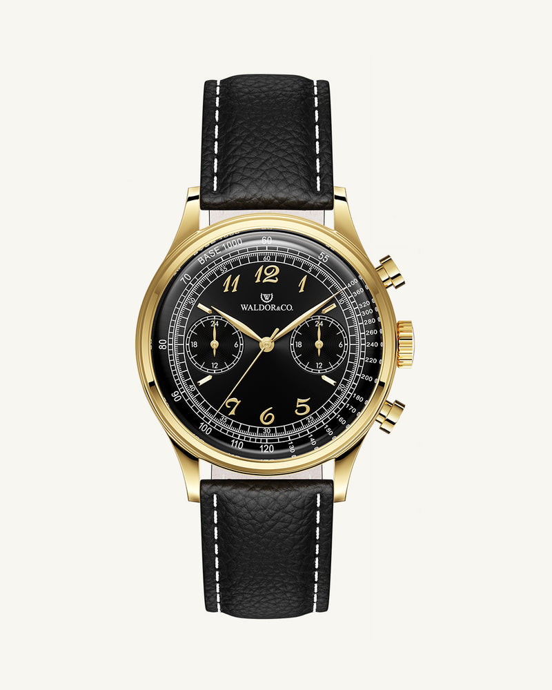 A round mens watch in 14K gold-plated 316L stainless steel from Waldor & Co. with black sunray dial. Curved mineral glass with 5 layers anti-reflective coating. Seiko VD32 movement. Genuine leather strap. The model is Avant 39 Eze.