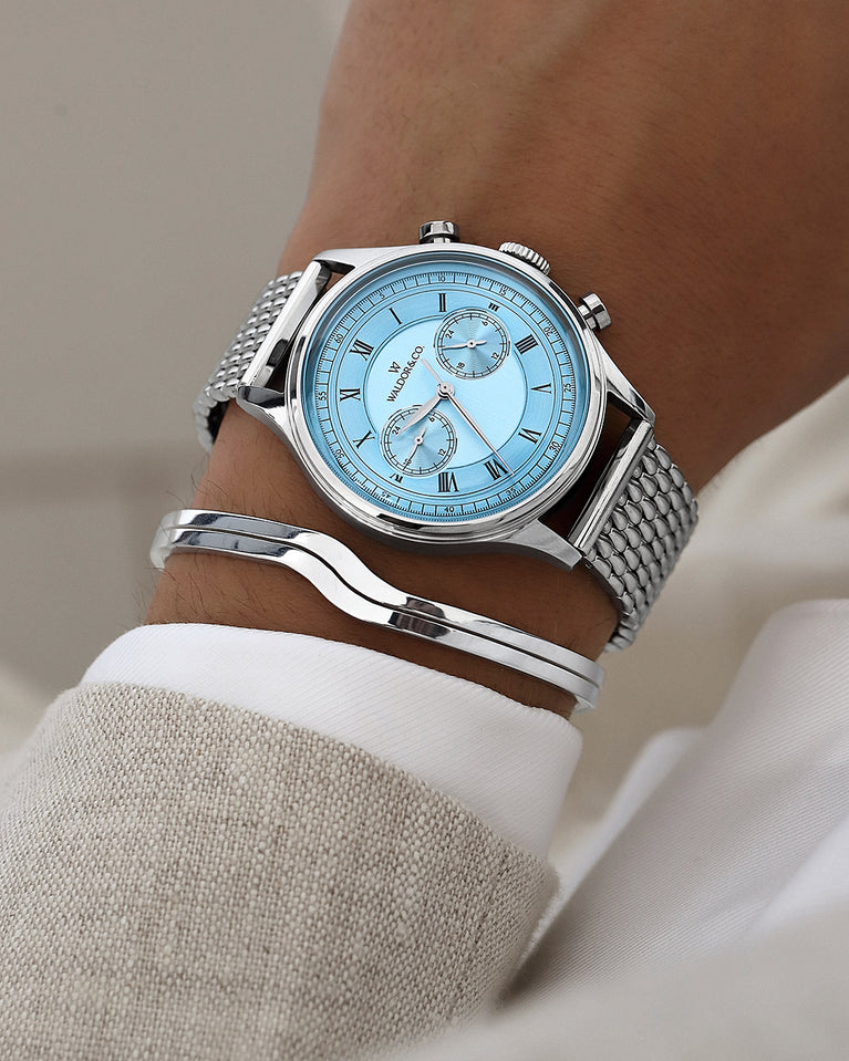  A round mens watch in rhodium-plated silver from Waldor & Co. with light blue sunray dial and a second hand. Seiko movement. The model is Avant 42 Cap Mala 42mm.