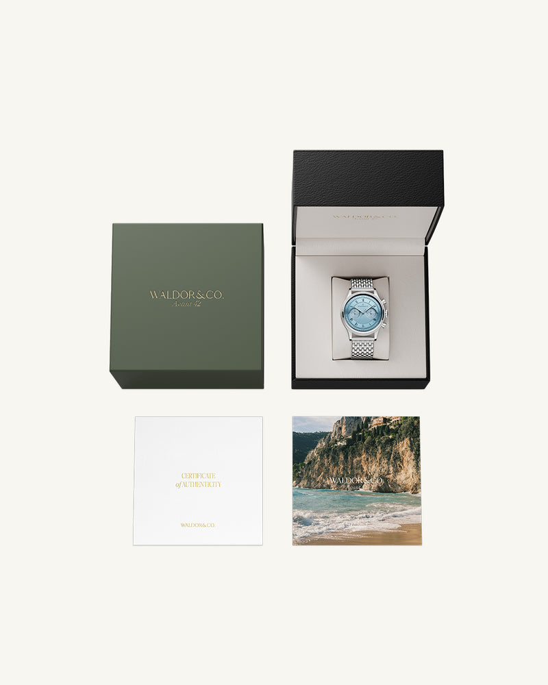 A round mens watch in rhodium-plated silver from Waldor & Co. with light blue sunray dial and a second hand. Seiko movement. The model is Avant 42 Cap Mala 42mm.