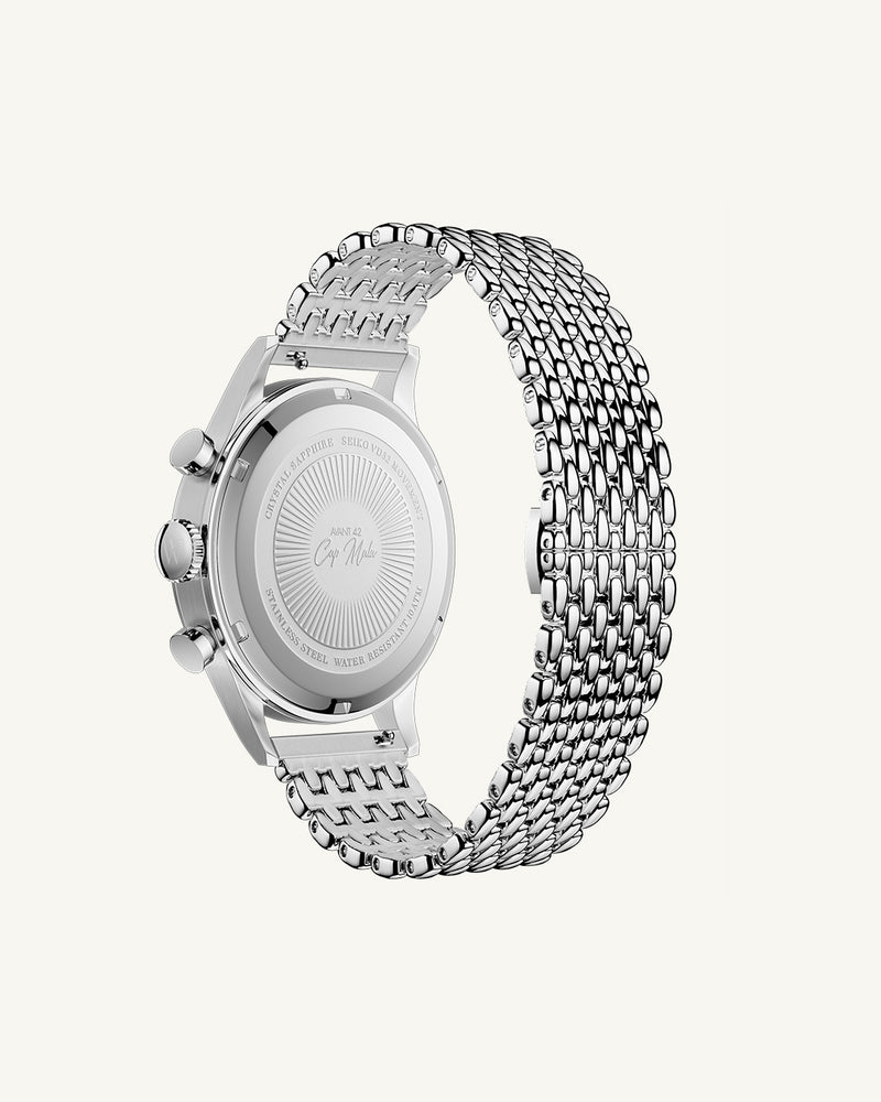 A round mens watch in rhodium-plated silver from Waldor & Co. with a silver sunray dial and a second hand. Seiko movement. The model is Avant 42 Cap Mala 42mm.