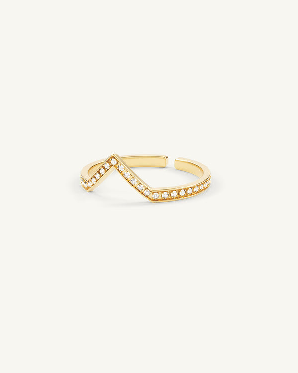 A Ring in 14k gold-plated from Waldor & Co. The model is Chloé Ring Polished Gold
