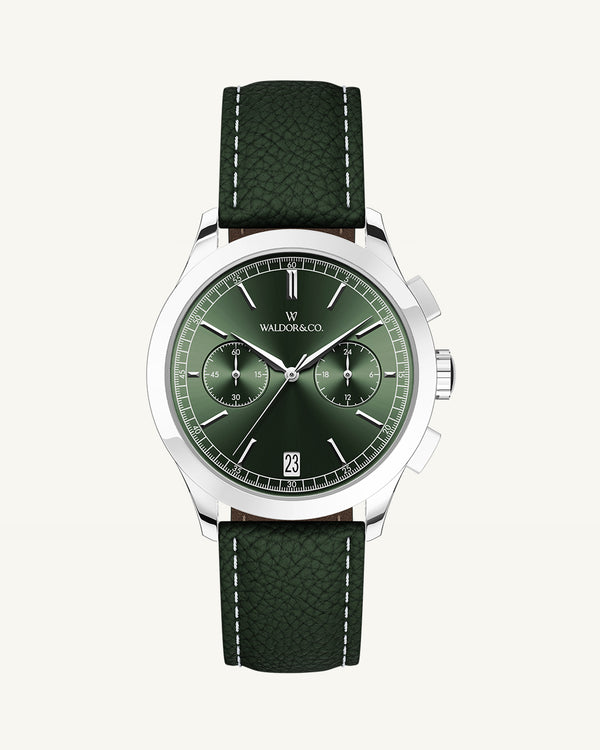 A round mens watch in rhodium-plated silver from Waldor & Co. with green sunray dial and genuine green leather strap. A second hand. Seiko movement. The model is Chrono 39 Sardinia 39mm.