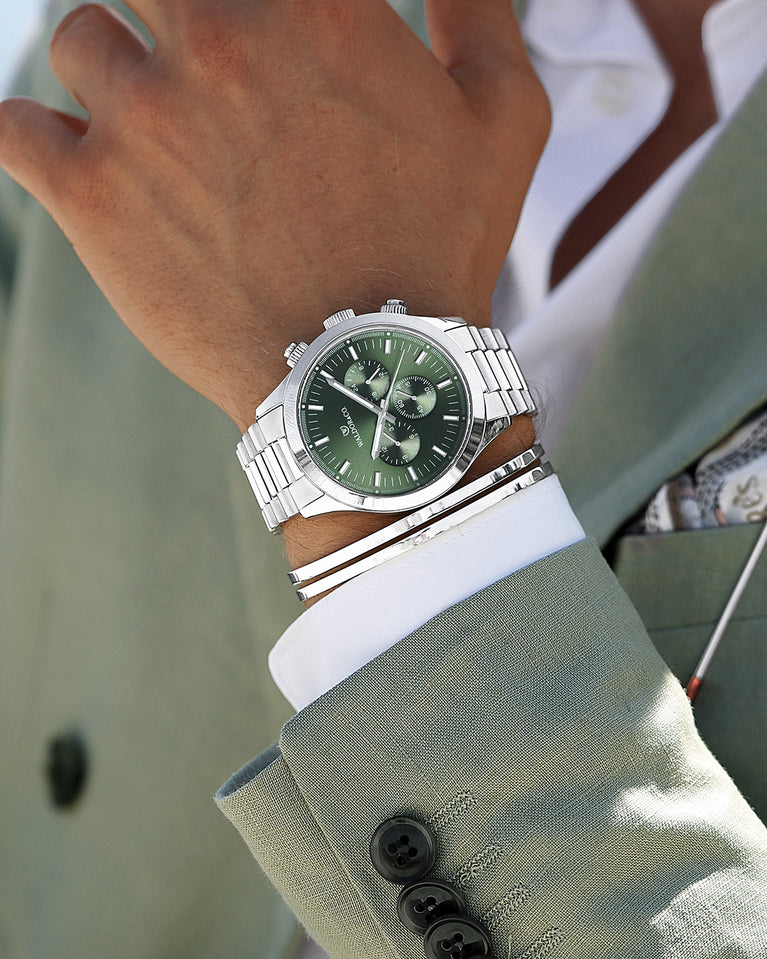 A round mens watch in rhodium-plated silver from Waldor & Co. with green sunray dial and a second hand. Seiko movement. The model is Chrono 44 Como 44mm.