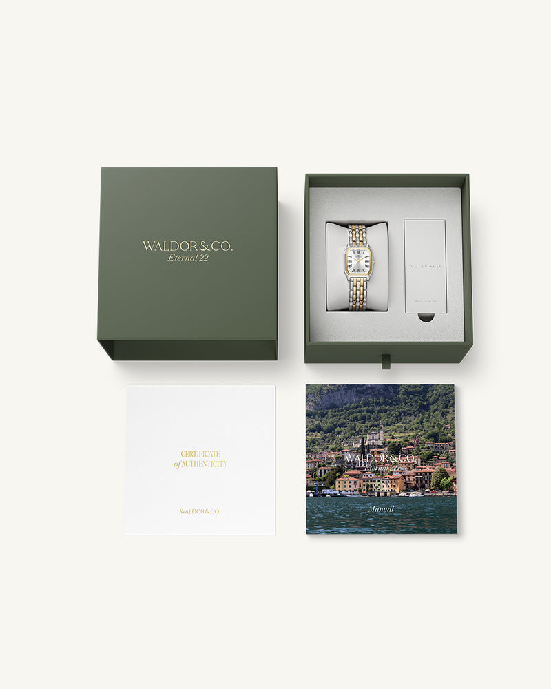 En fyrkantig damklocka i 22k guldpläterat 316L rostfritt stål från WALDOR & CO. med vit Diamond Cut Sapphire Crystal glass urtavla.  Seiko urverk. Modellen är Eternal 22 Bellagio.