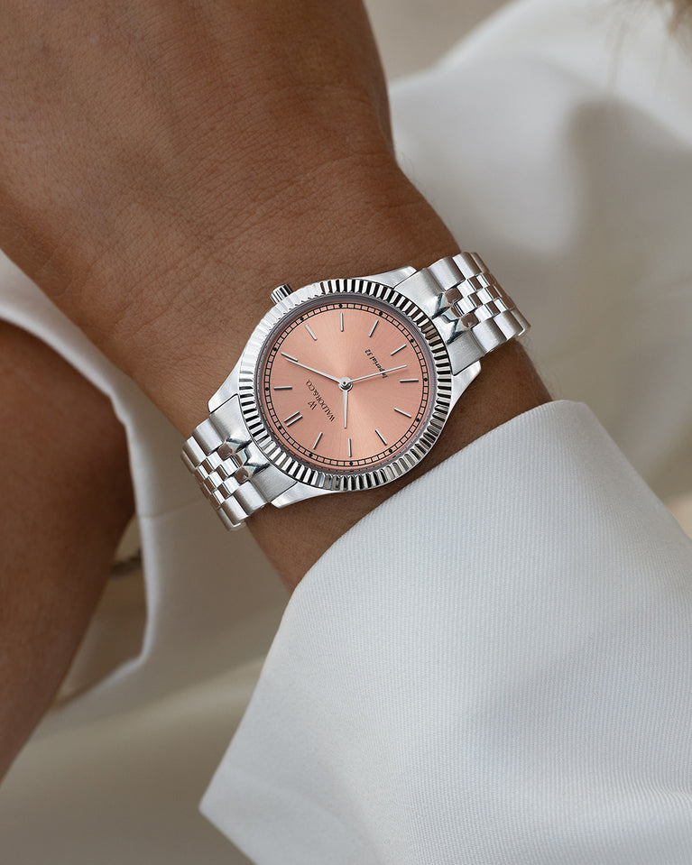  A round womens watch in silver from Waldor & Co. with salmon sunray dial and a second hand. Seiko movement. The model is Imperial 32 Positano 32mm.