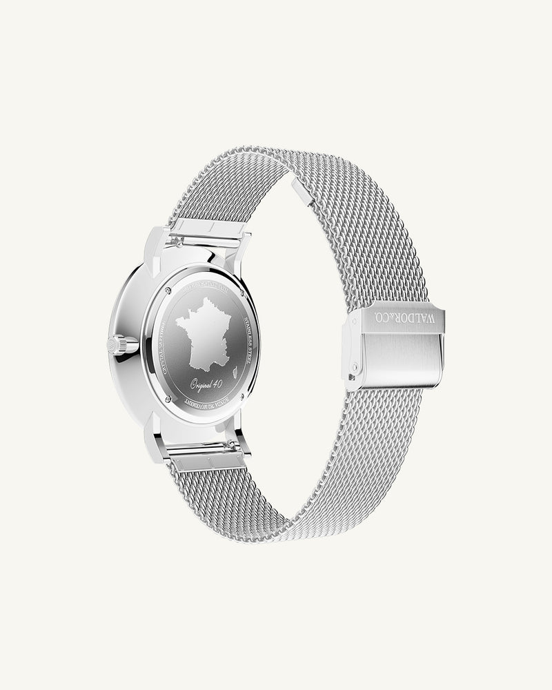 En rund klocka i silver från WALDOR & CO. med svart sunray urtavla. Seiko urverk. Modellen är Original 40 Côte d'Azur 40mm.