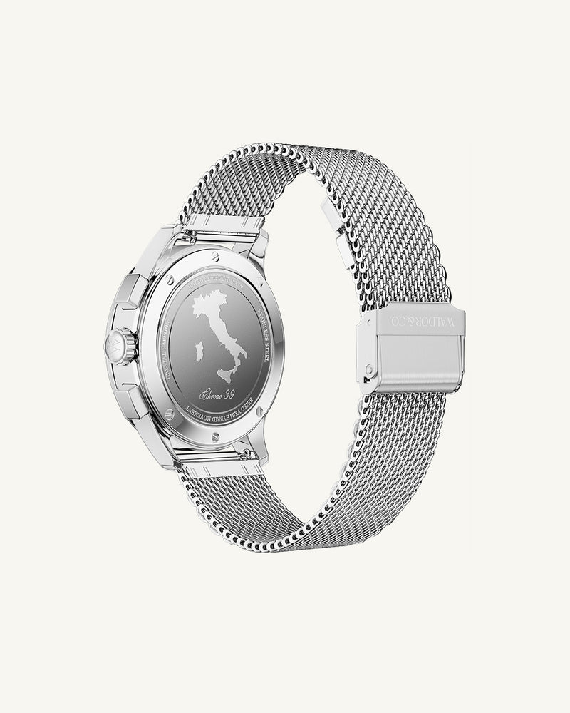 En rund herrklocka i rodiumpläterat silver från WALDOR & CO. med blå sunray urtavla och en sekundvisare. Seiko urverk. Modellen är Chrono 39 Sardinia 39mm. 