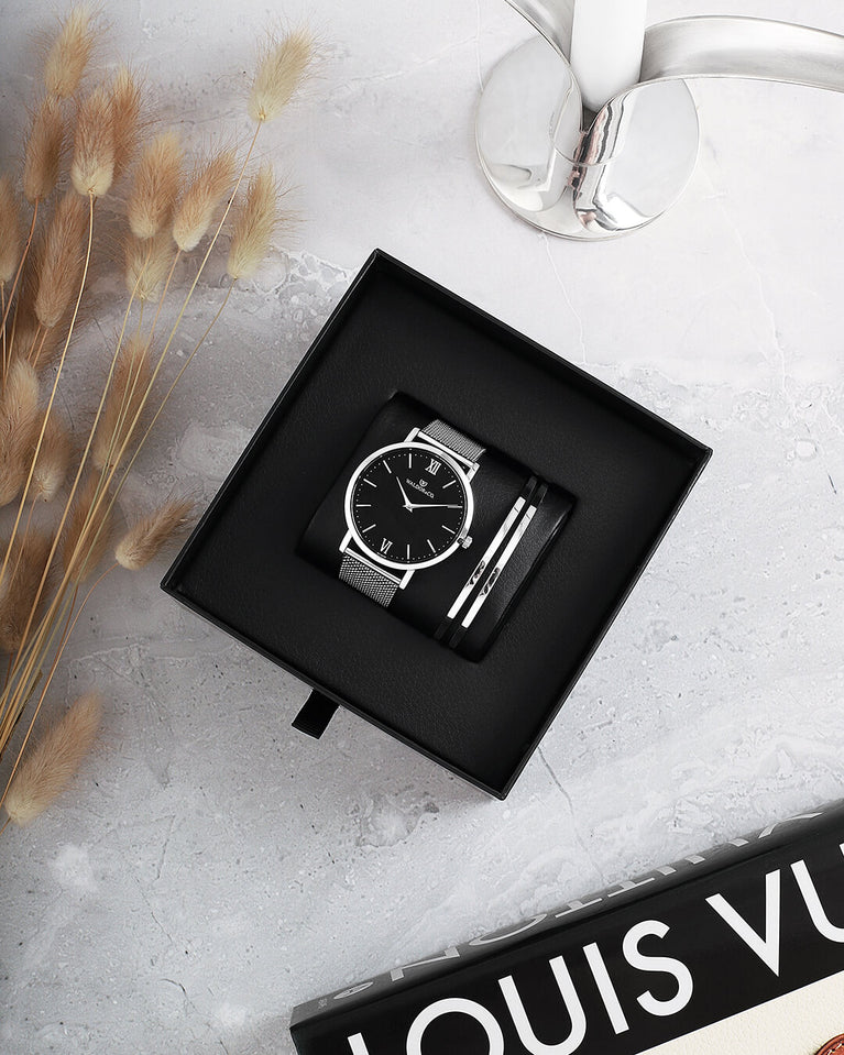  En rund klocka i silver från WALDOR & CO. med svart sunray urtavla. Seiko urverk. Modellen är Original 40 Côte d'Azur 40mm.